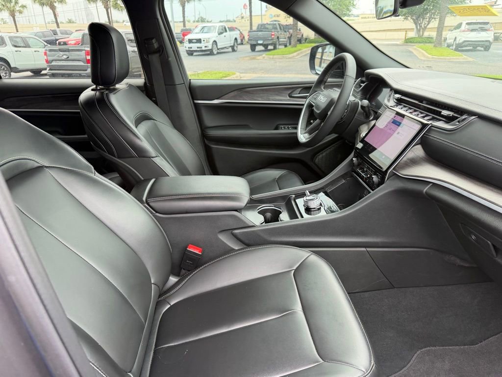 Used 2025 Jeep Grand Cherokee L Limited w/ Black Appearance Package AWD/4WD image 23