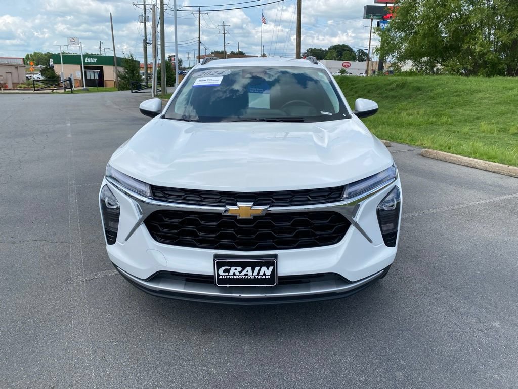 Used 2024 Chevrolet Trax LT w/ Driver Confidence Package FWD image 2