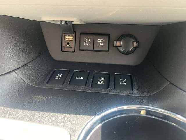 Used 2018 Toyota Highlander XLE AWD/4WD image 32