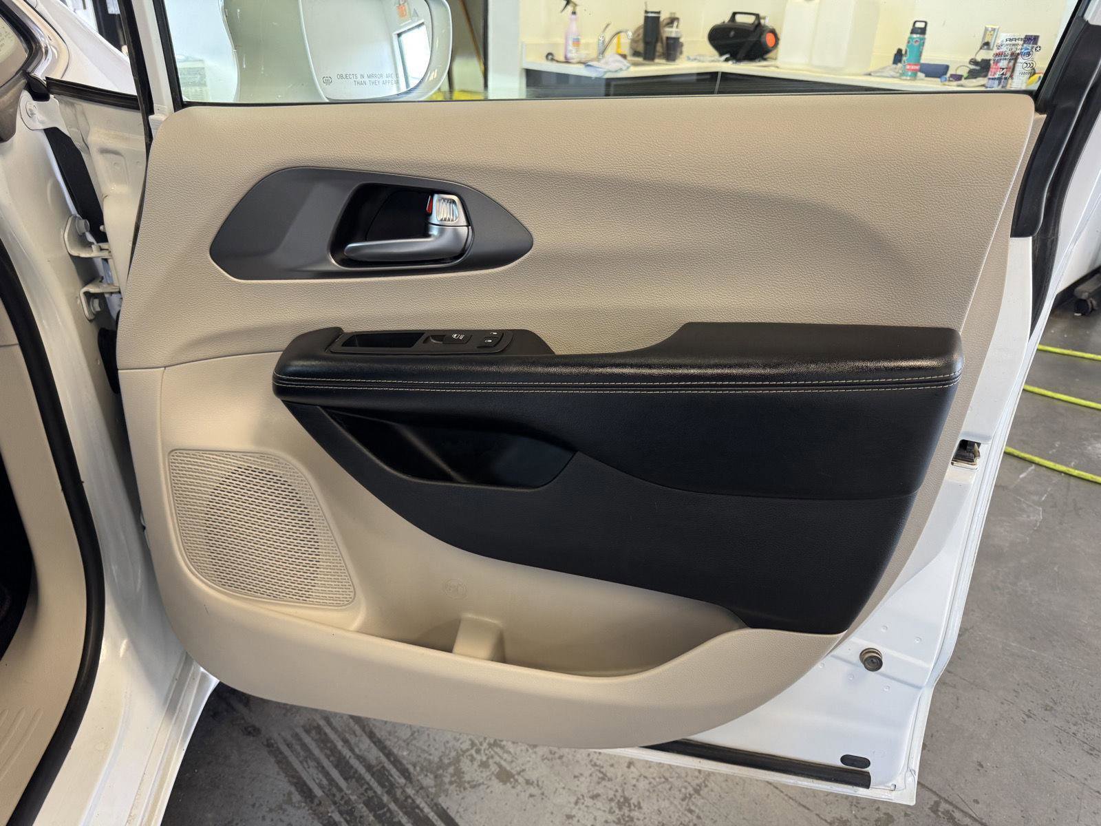 Used 2022 Chrysler Pacifica Touring-L image 21