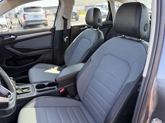 Used 2025 Volkswagen Jetta SE FWD image 13
