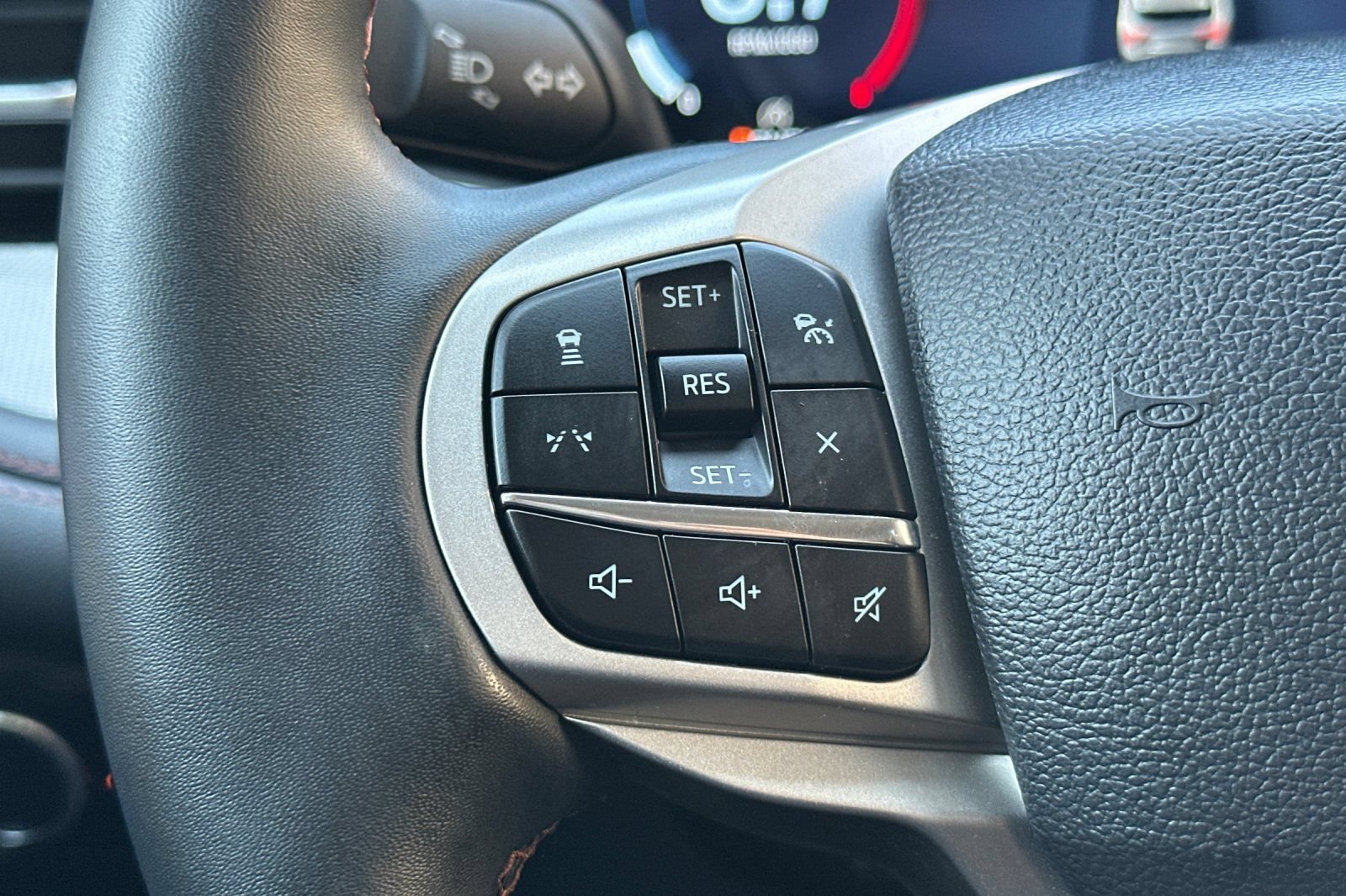 Certified 2025 Ford Explorer Active RWD image 38
