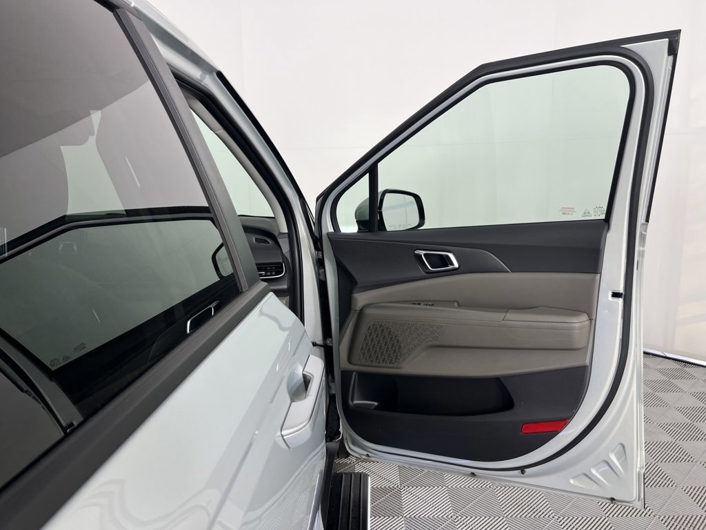 Used 2025 Kia Carnival EX image 27