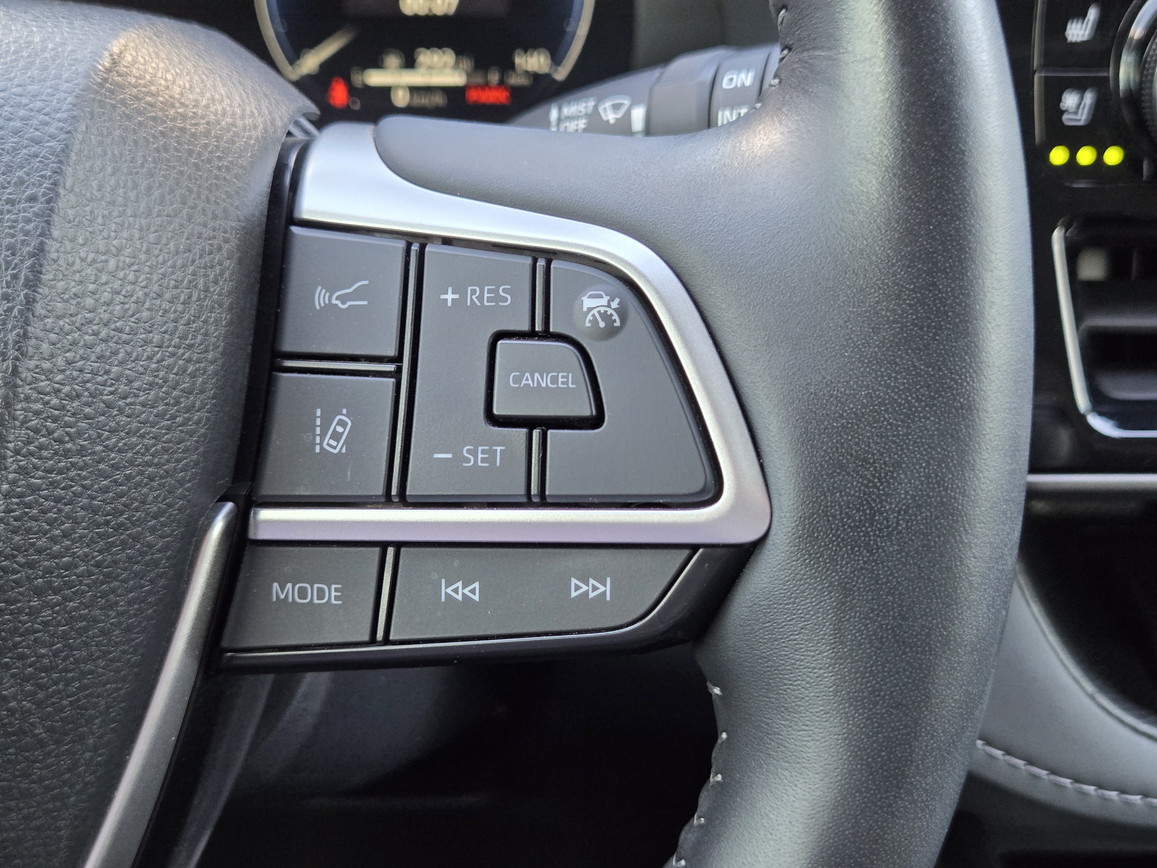 Used 2023 Toyota Highlander Limited FWD image 28