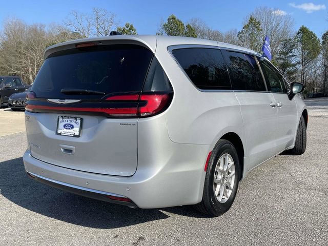 Used 2024 Chrysler Pacifica Touring-L image 5