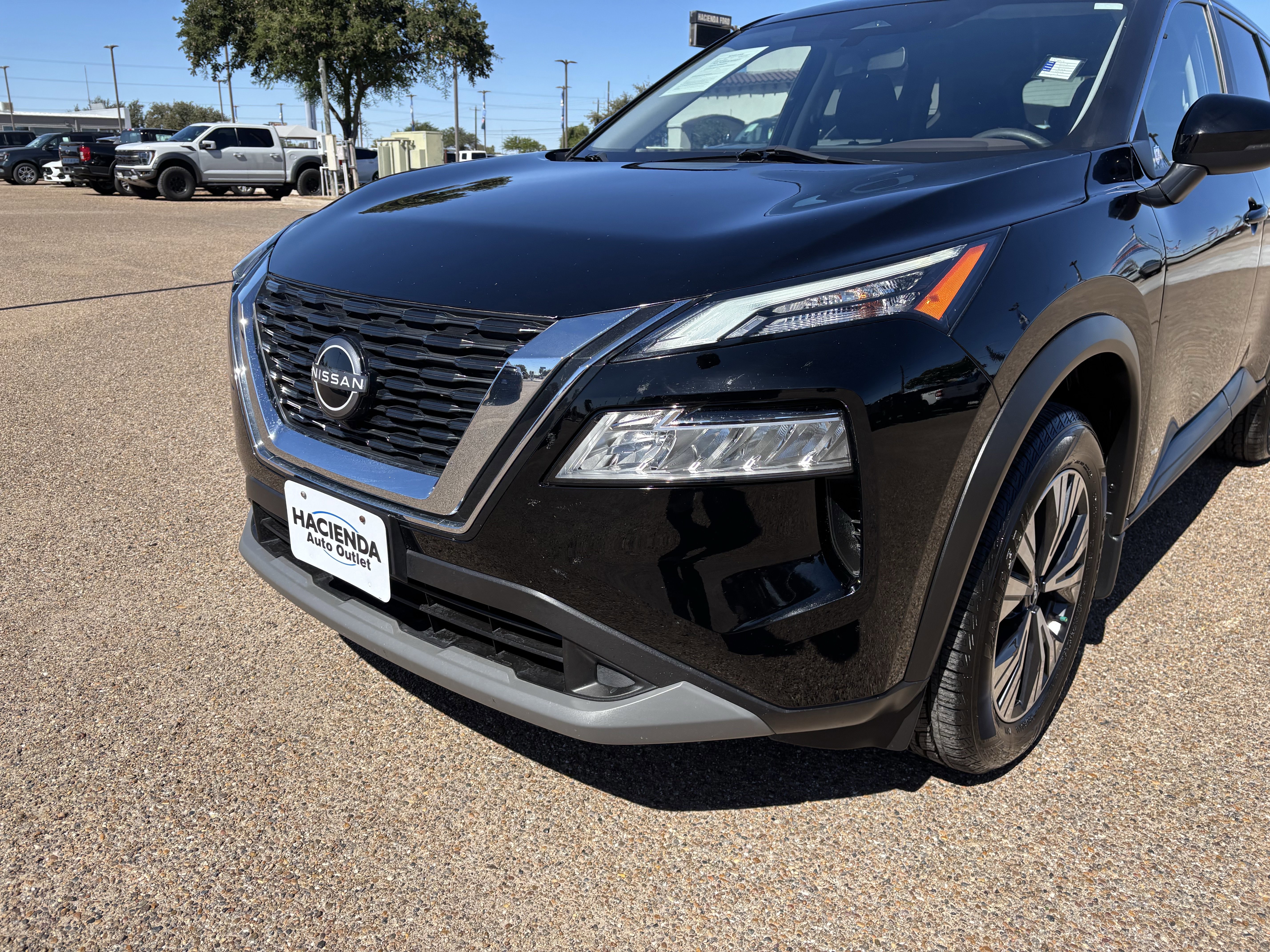Used 2023 Nissan Rogue SV image 2