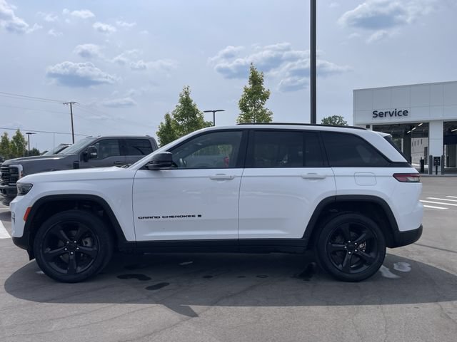 Used 2023 Jeep Grand Cherokee Altitude AWD/4WD image 2