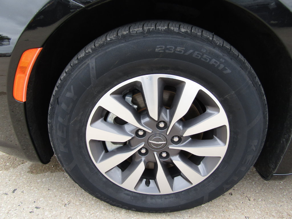 Used 2023 Chrysler Pacifica Touring-L FWD image 30