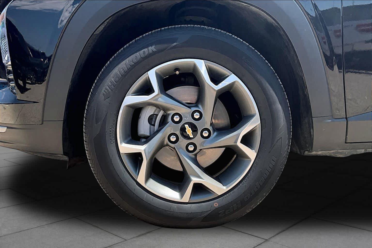 Used 2025 Chevrolet Trax LT FWD image 11
