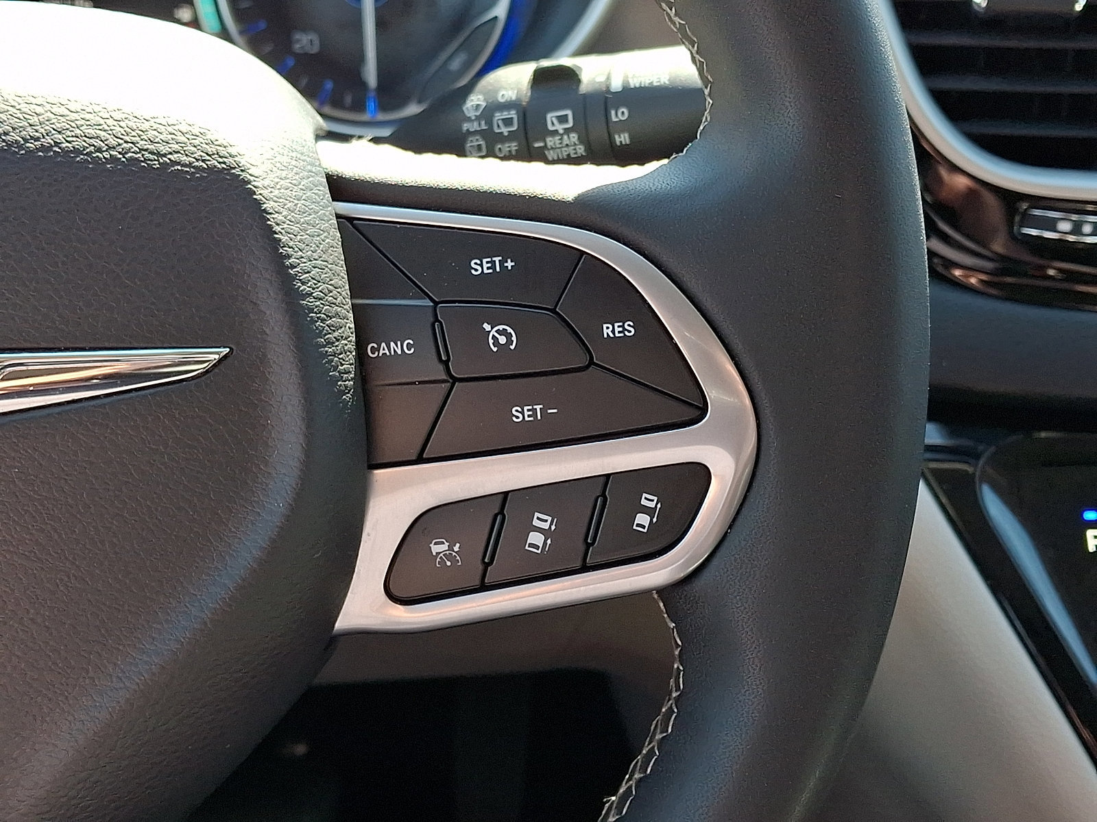 Used 2023 Chrysler Pacifica Touring-L image 25