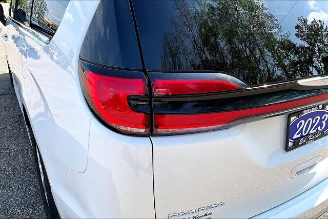 Used 2023 Chrysler Pacifica Touring-L FWD image 30