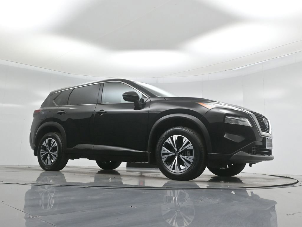 Used 2021 Nissan Rogue SV image 2