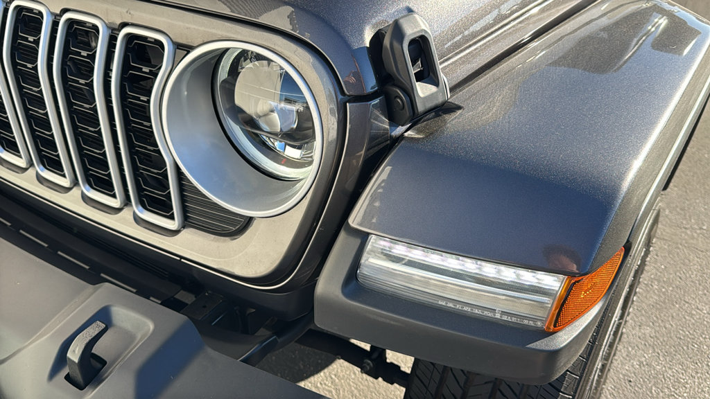 Used 2026 Jeep Wrangler Unlimited Sahara AWD/4WD image 6