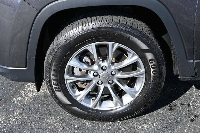Used 2019 Jeep Cherokee Latitude Plus w/ Comfort/Convenience Group AWD/4WD image 14