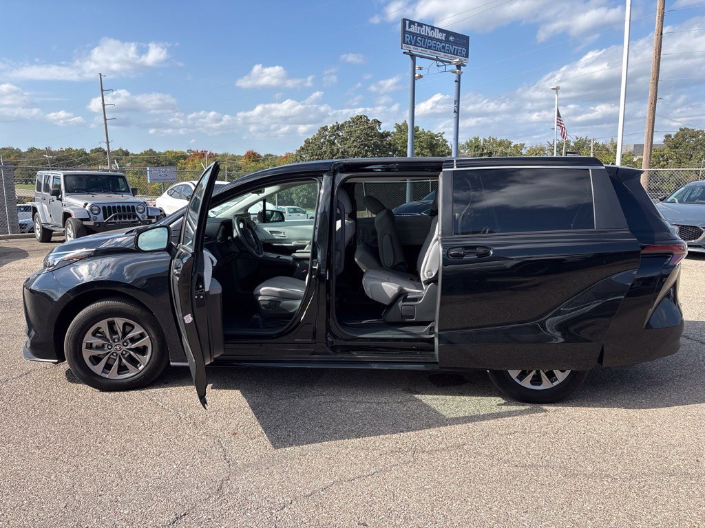 Used 2025 Toyota Sienna LE FWD image 4