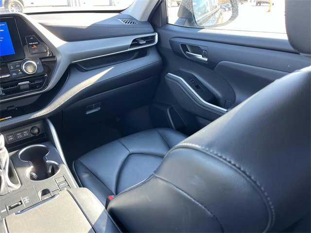 Used 2024 Toyota Highlander LE image 16