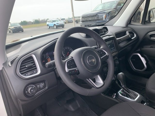 Used 2021 Jeep Renegade Latitude w/ Sun & Sound Group image 10