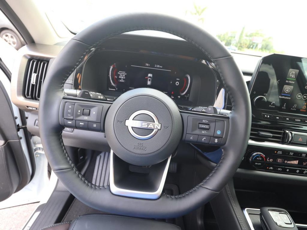 Used 2025 Nissan Pathfinder Platinum w/ Black Appearance Package AWD/4WD image 18