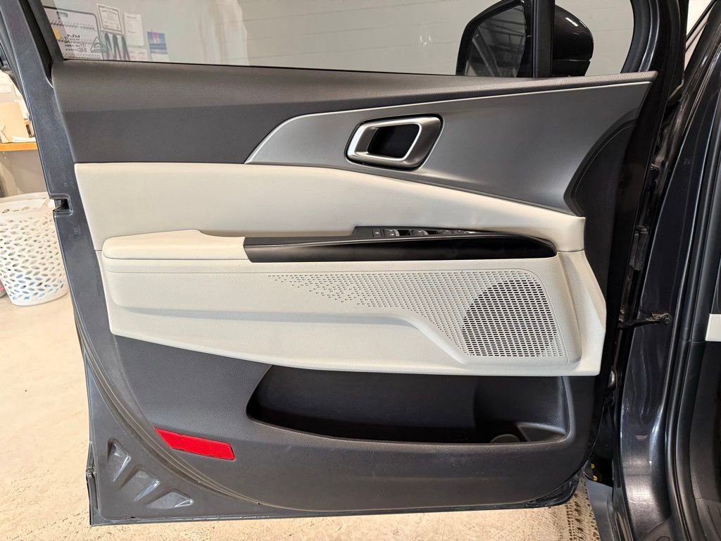 Used 2022 Kia Carnival LX image 27