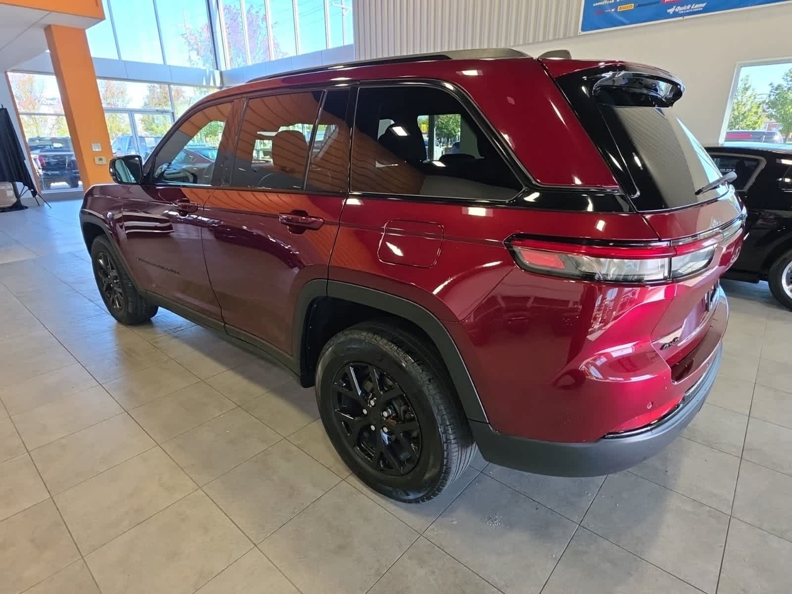 Used 2025 Jeep Grand Cherokee Altitude AWD/4WD image 12