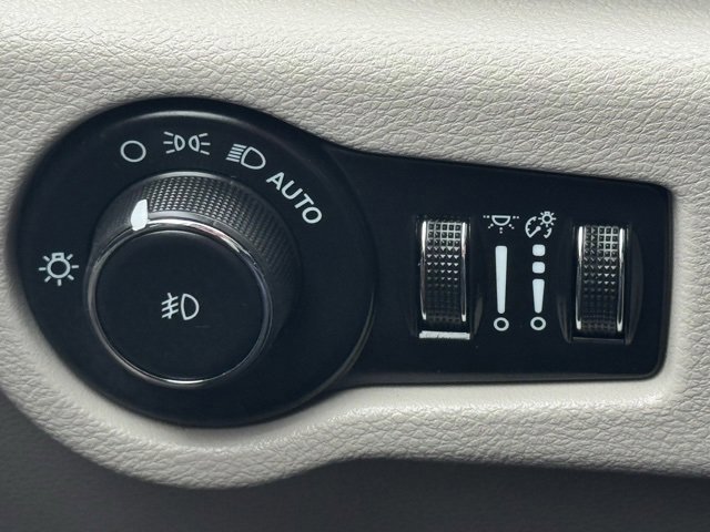 Used 2023 Chrysler Pacifica Touring-L image 38