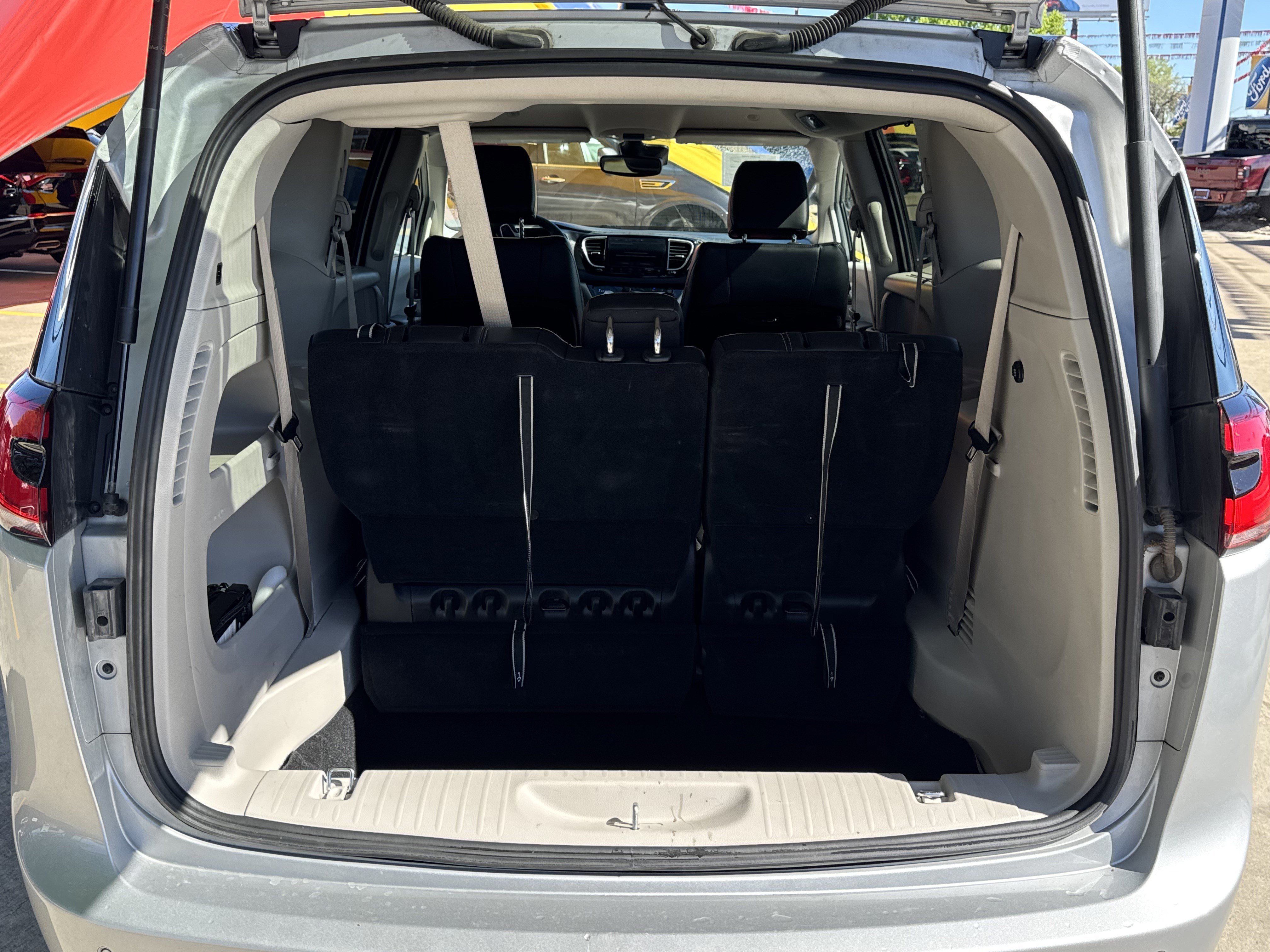 Used 2024 Chrysler Pacifica Touring-L image 10