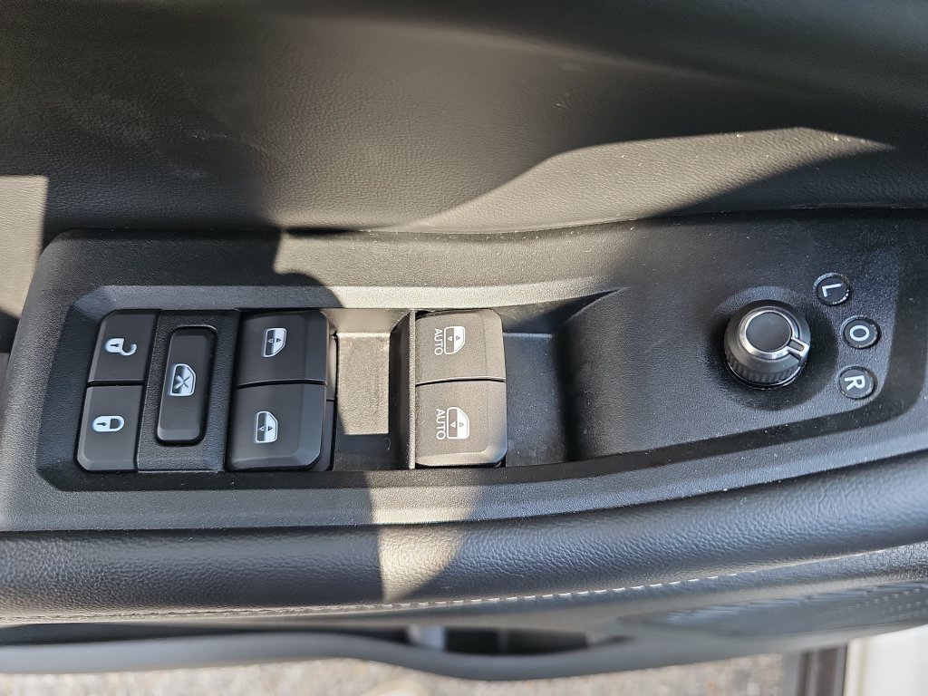 Used 2025 Jeep Grand Cherokee Altitude AWD/4WD image 26