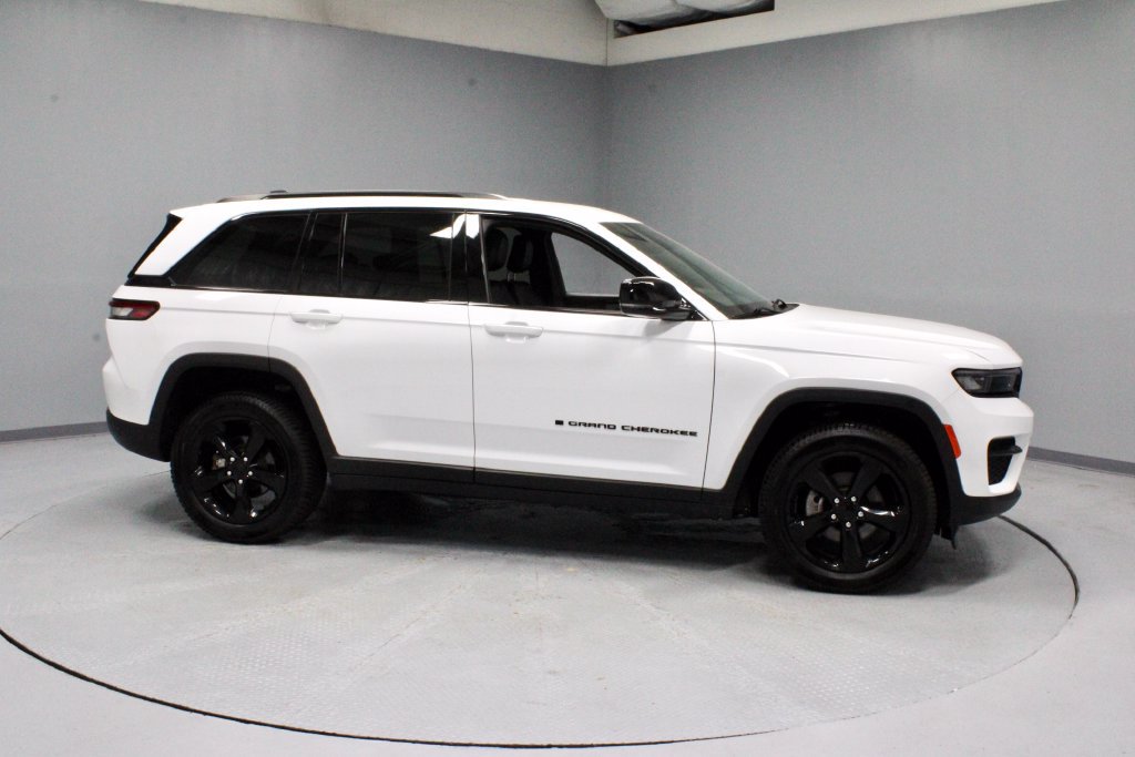Used 2023 Jeep Grand Cherokee Altitude AWD/4WD image 11
