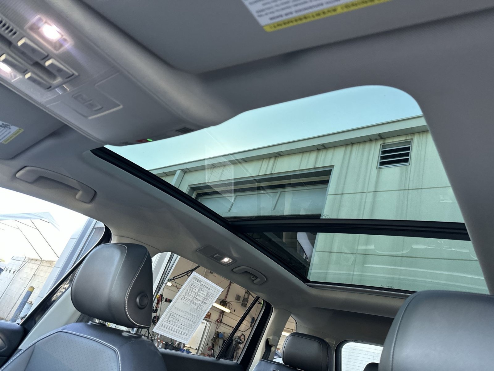 Used 2022 Volkswagen Tiguan SE w/ Panoramic Sunroof Package FWD image 25