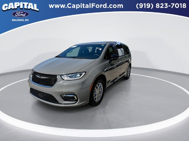 Used 2025 Chrysler Pacifica Select FWD image 4