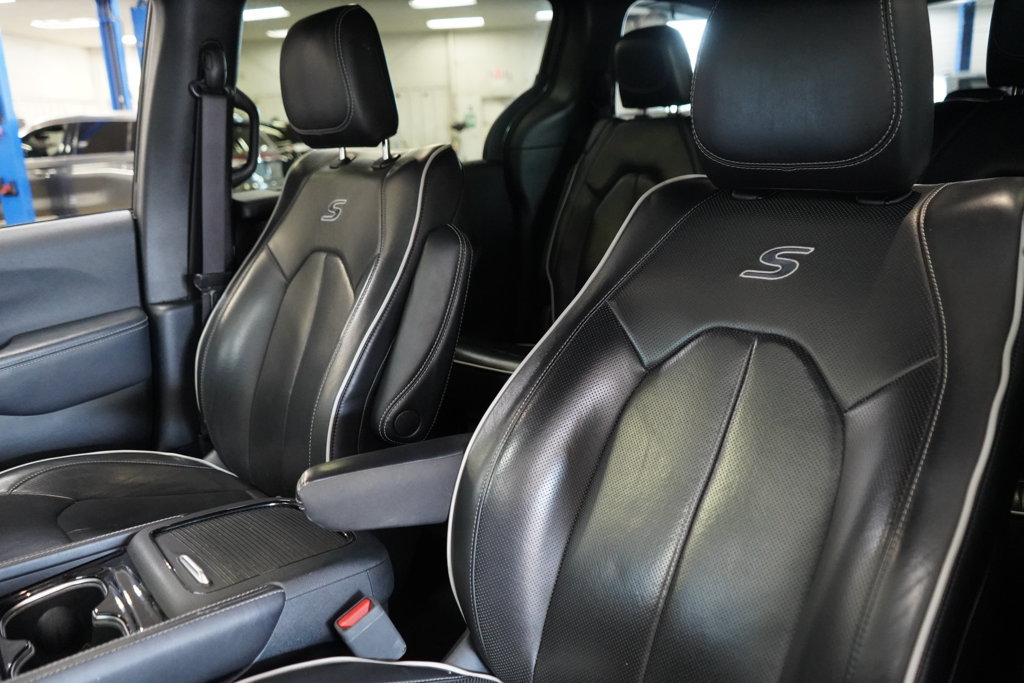 Used 2025 Chrysler Pacifica Limited FWD image 19