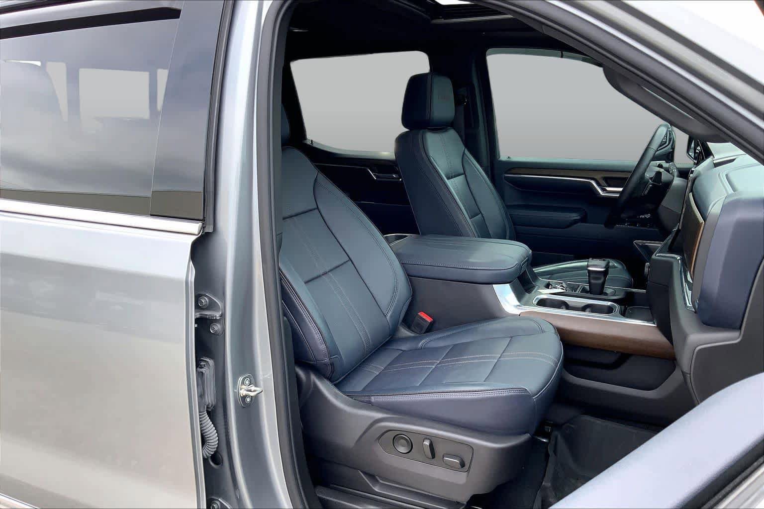Used 2023 Chevrolet Silverado 1500 High Country w/ High Country Premium Package AWD/4WD image 9
