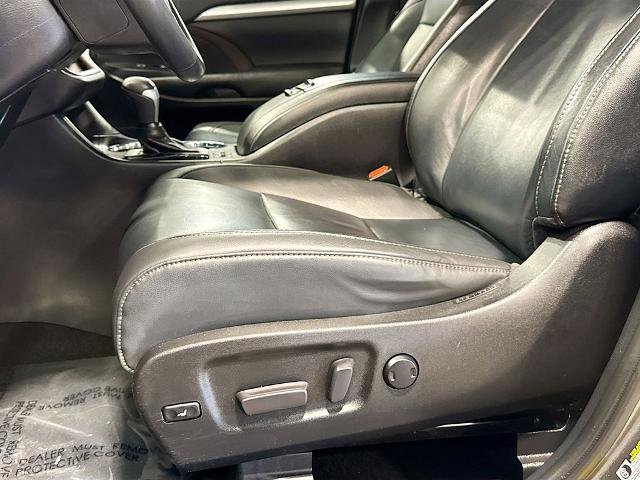 Used 2019 Toyota Highlander XLE AWD/4WD image 16