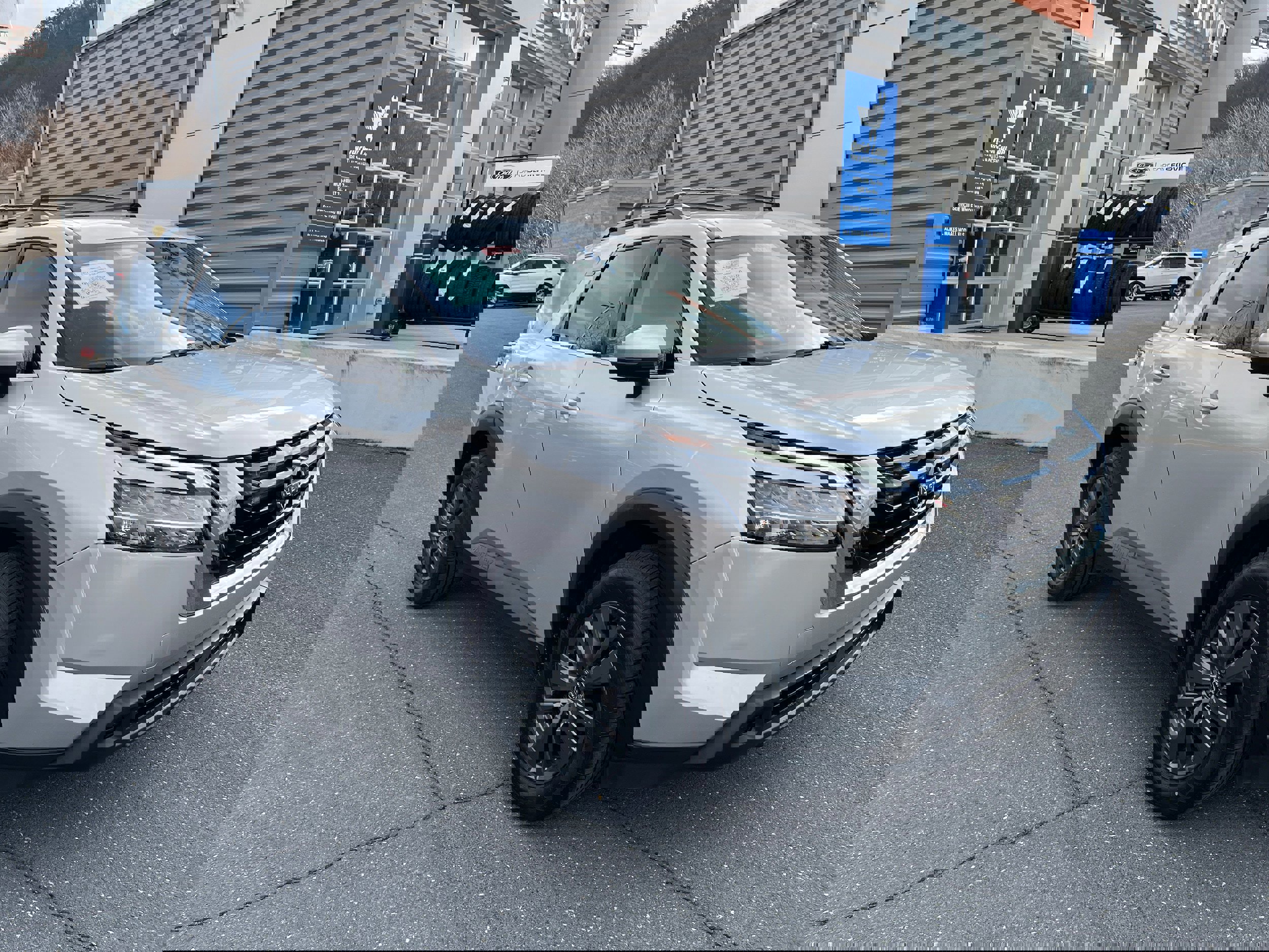 Used 2022 Nissan Pathfinder SV image 6