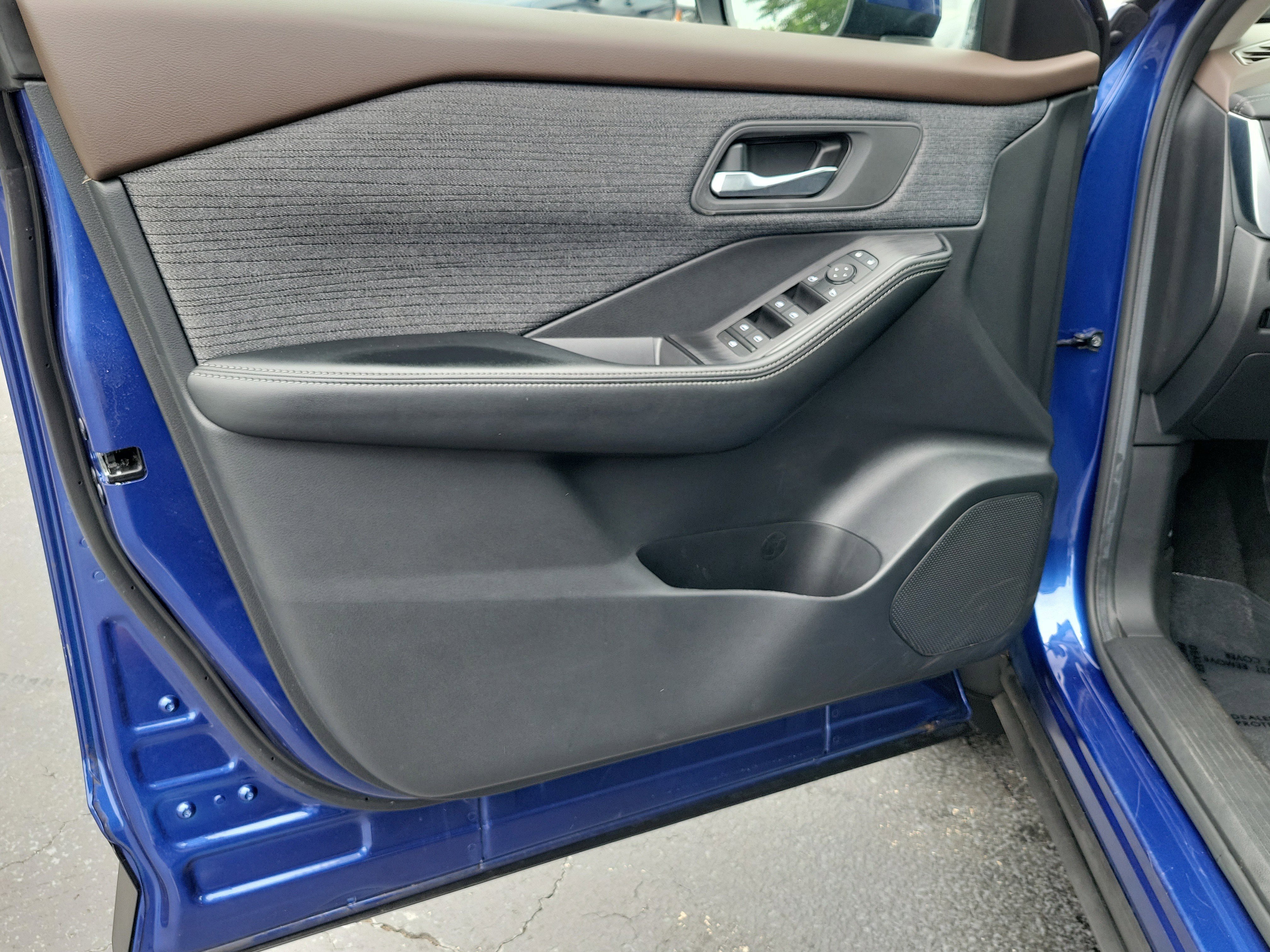 Used 2023 Nissan Rogue SV FWD image 18