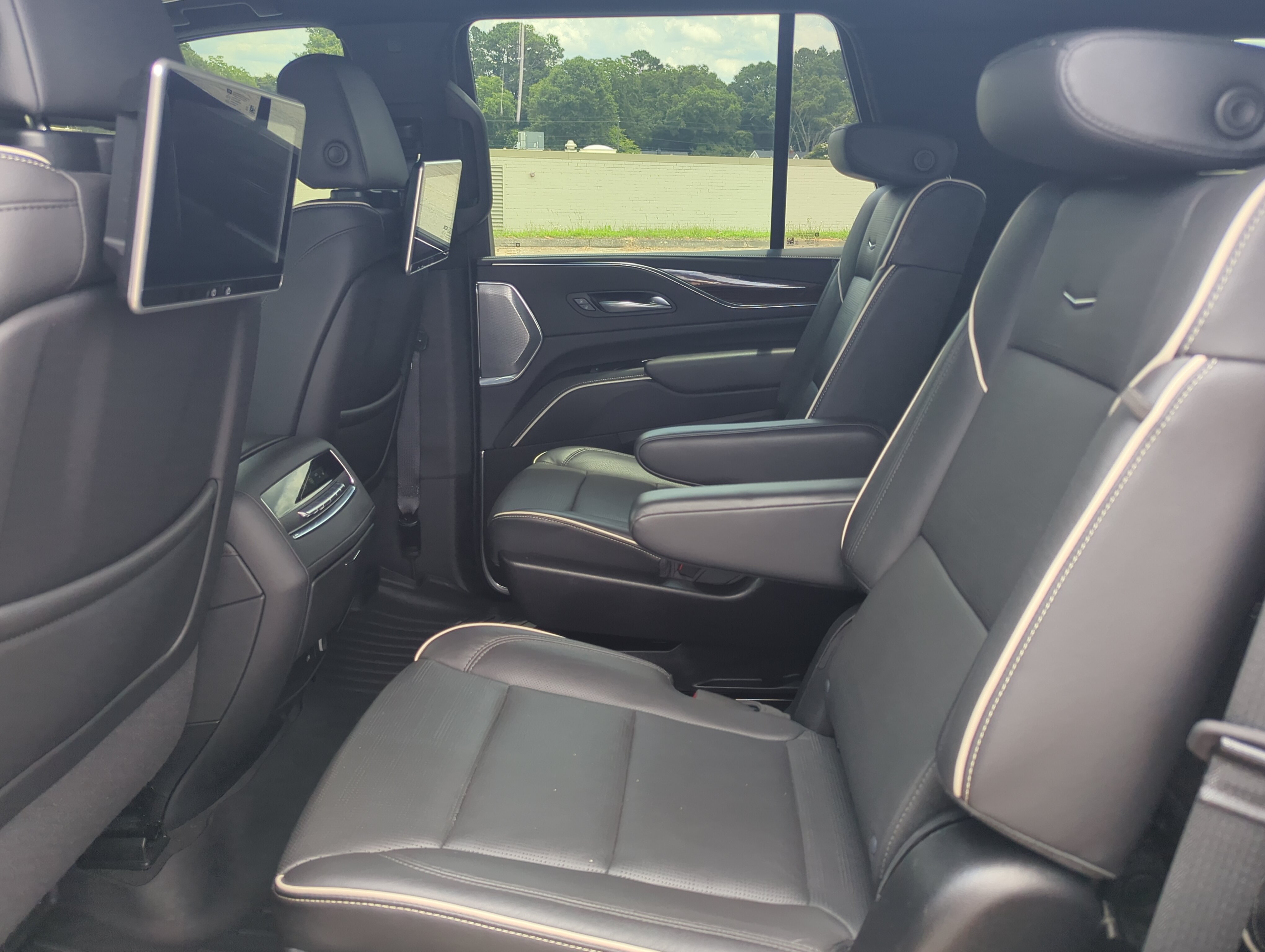 Used 2024 Cadillac Escalade Premium Luxury w/ Performance Package AWD/4WD image 12