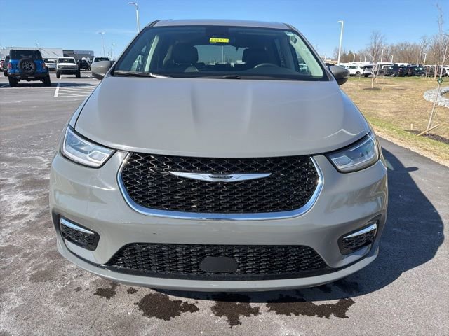 Used 2023 Chrysler Pacifica Touring-L image 6