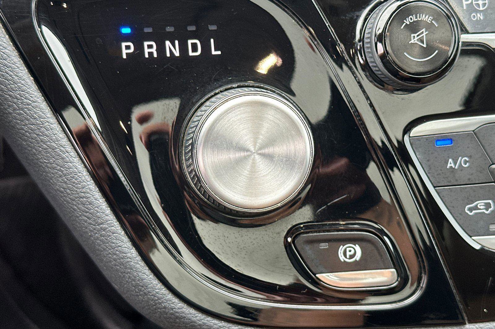 Used 2017 Chrysler Pacifica Limited image 26