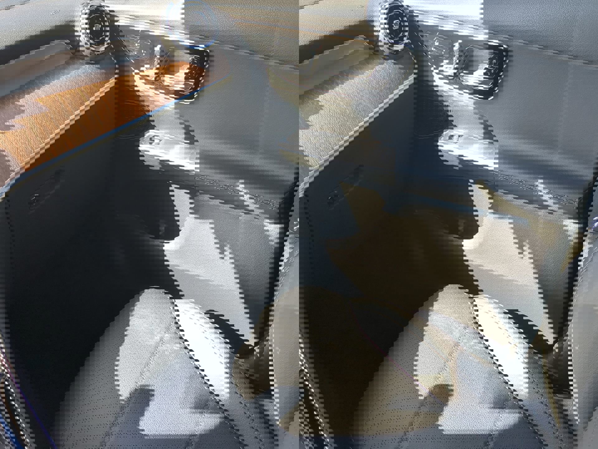 Used 2025 Mercedes-Benz GLC 350e 4MATIC image 40