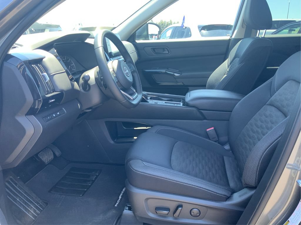 Used 2025 Nissan Pathfinder SV FWD image 9