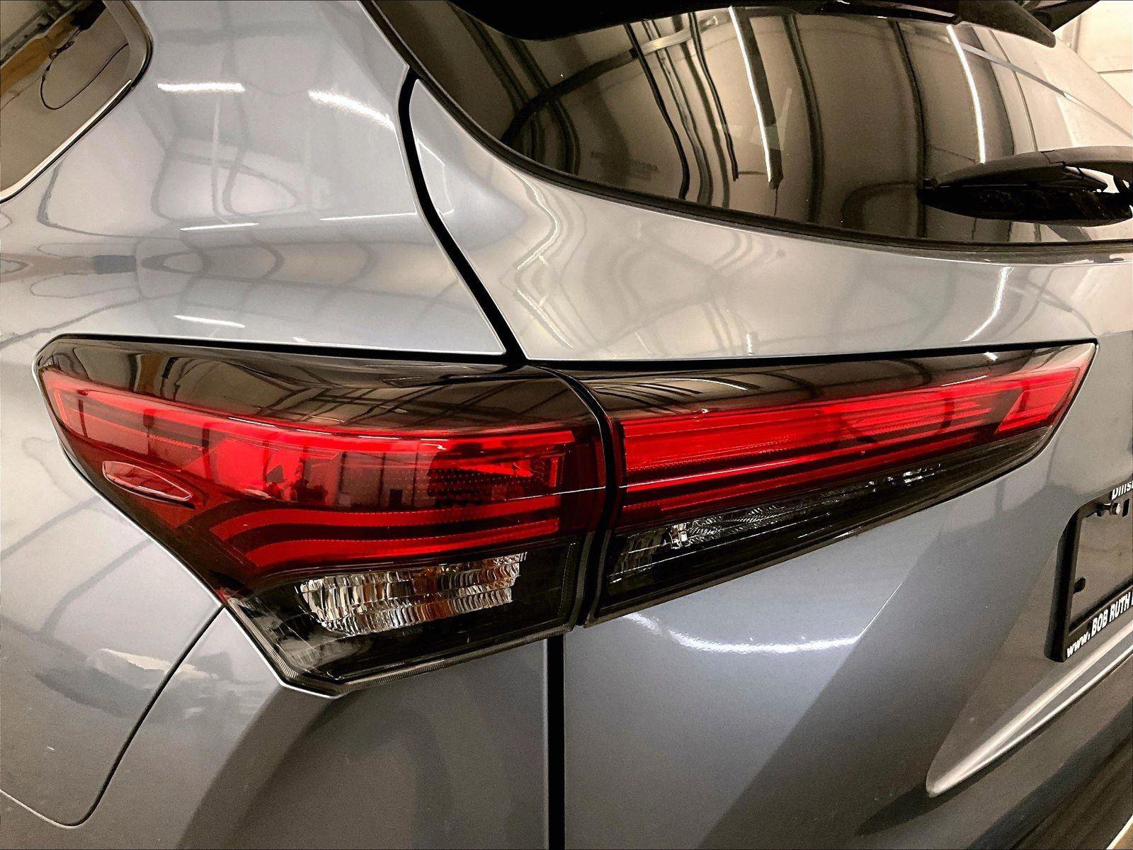 Used 2020 Toyota Highlander XLE AWD/4WD image 29