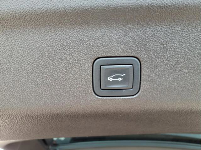 Used 2024 GMC Yukon XL SLT w/ SLT Premium Package image 11