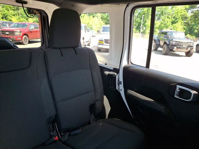 Used 2018 Jeep Wrangler Unlimited Sahara w/ Cold Weather Group AWD/4WD image 14