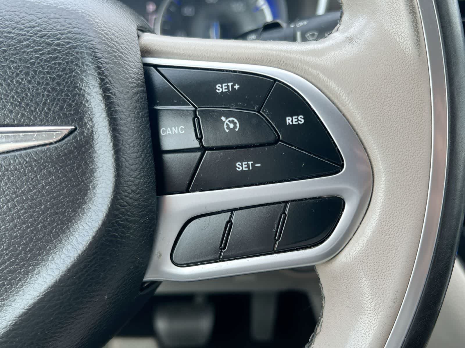 Used 2019 Chrysler Pacifica Limited w/ Tire & Wheel Group FWD image 24