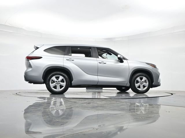 Used 2024 Toyota Highlander LE image 32