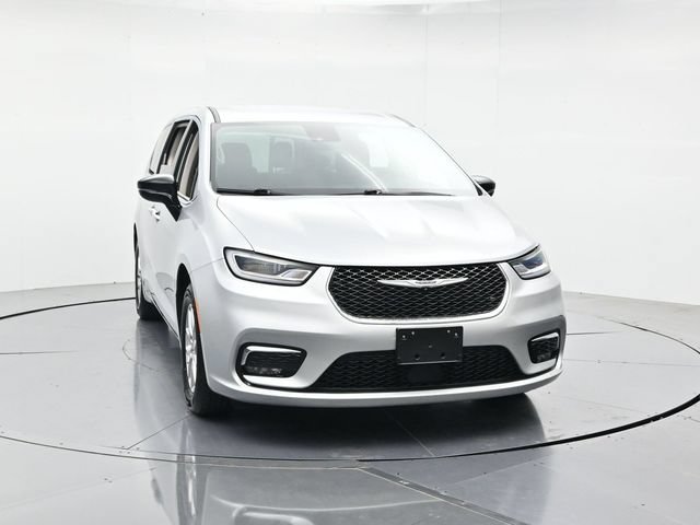 Used 2024 Chrysler Pacifica Touring-L FWD image 4