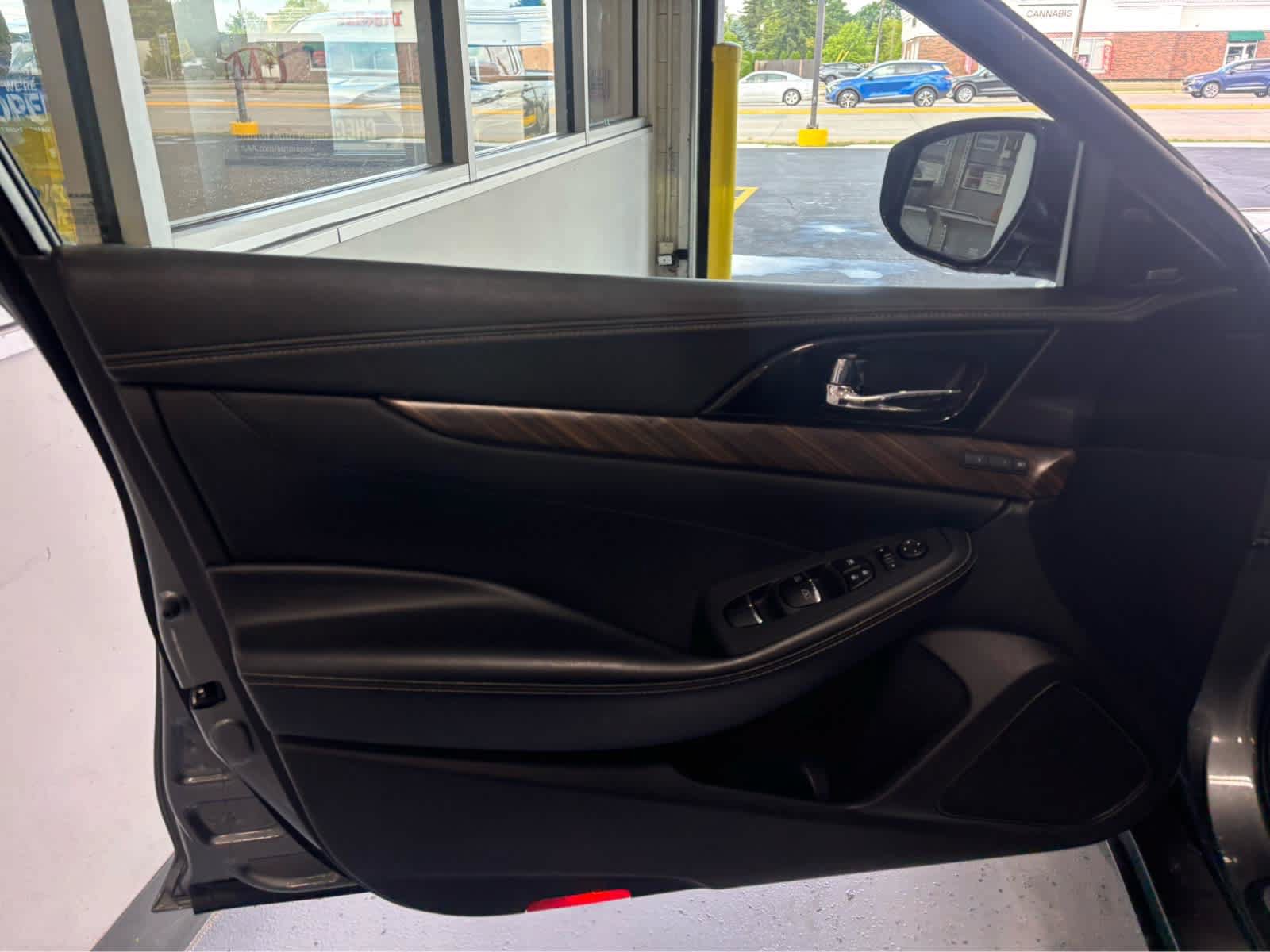 Used 2017 Nissan Maxima Platinum FWD image 22