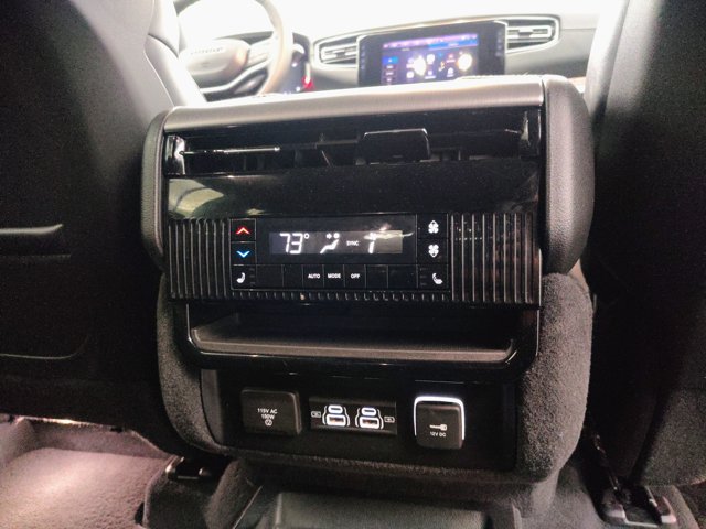 Used 2025 Jeep Wagoneer L Series II AWD/4WD image 36