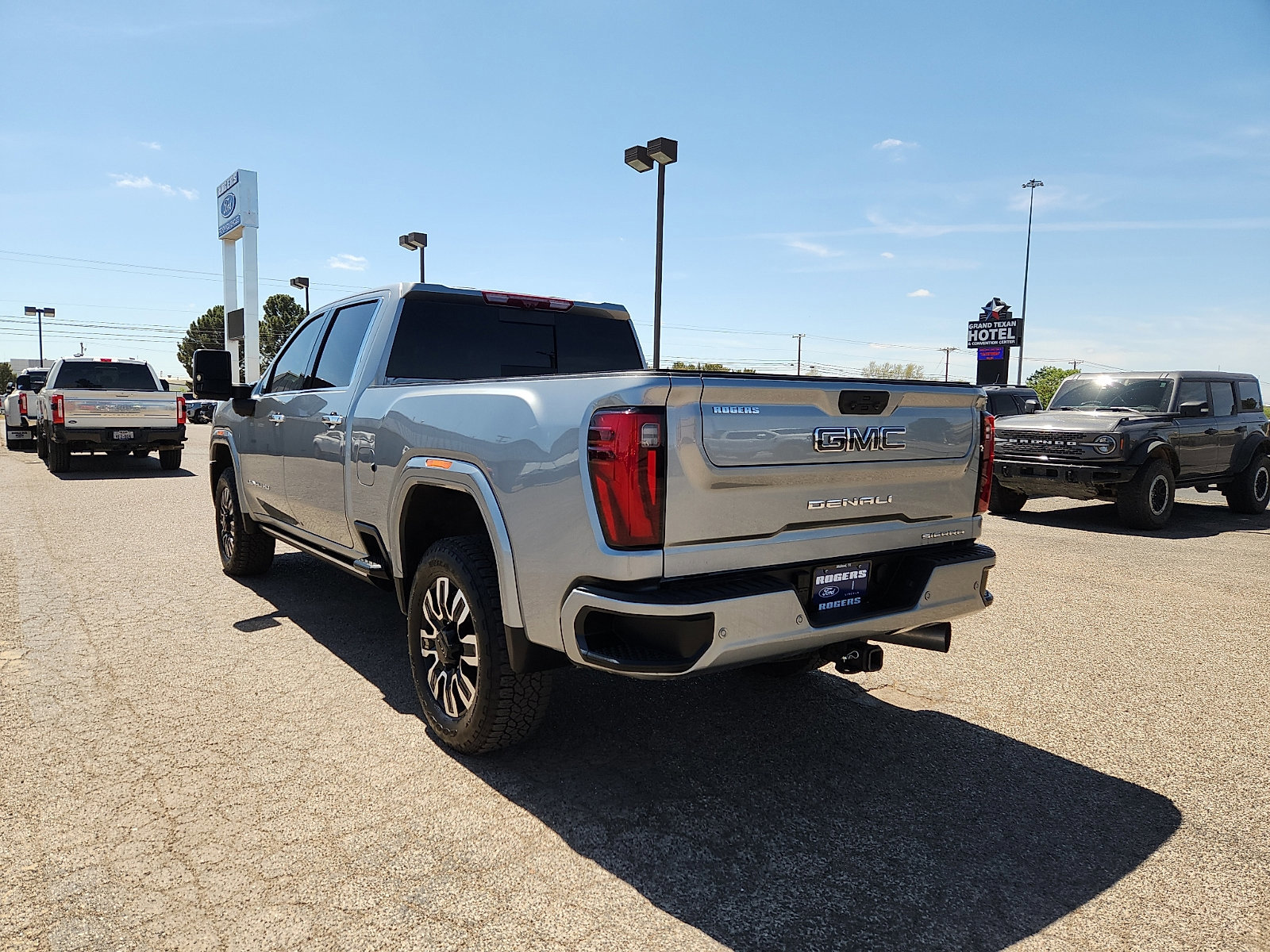 Used 2024 GMC Sierra 2500 Denali Ultimate image 3