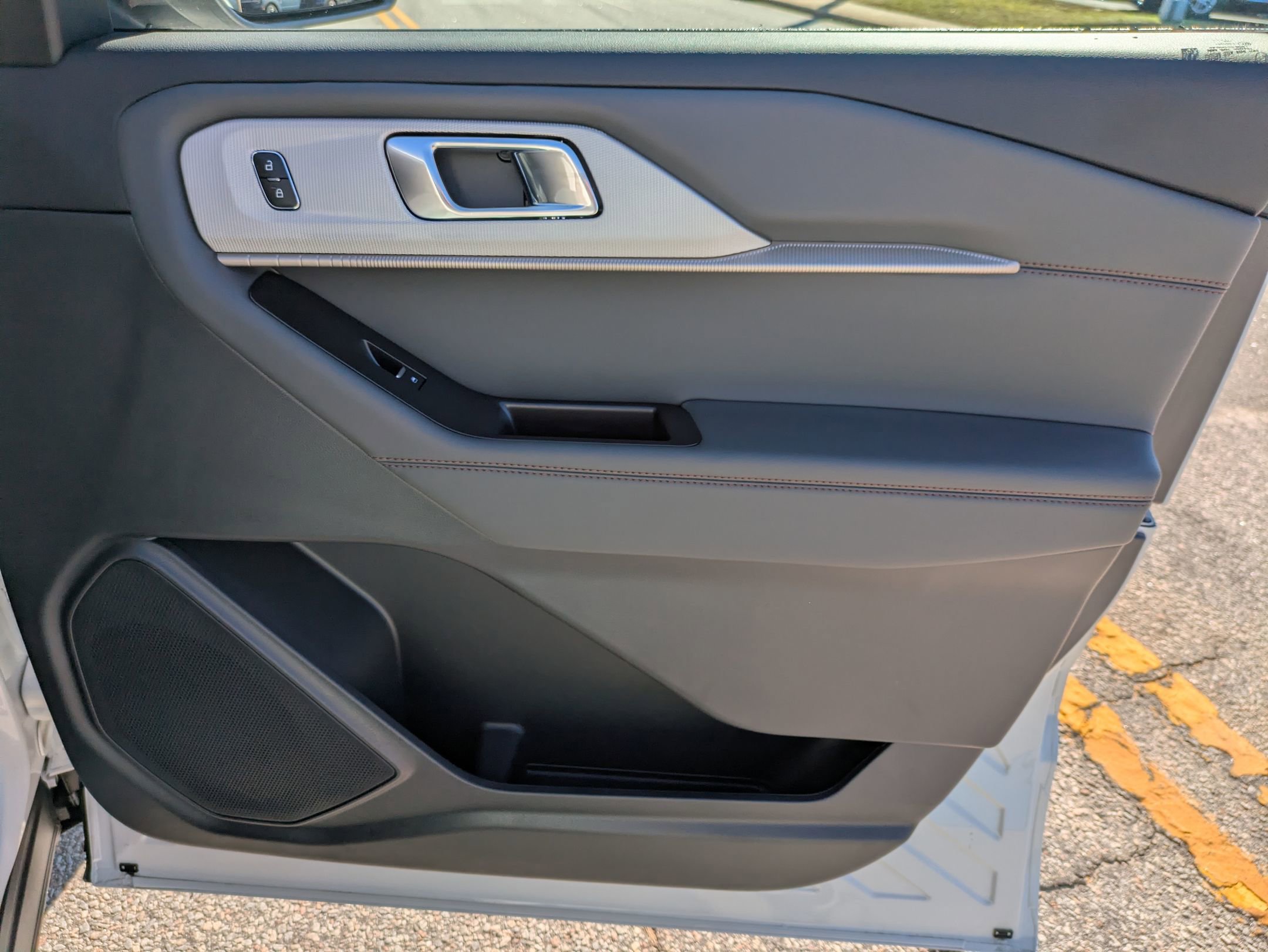 Certified 2025 Ford Explorer Active RWD image 40